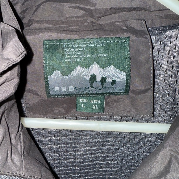 Fishing coat - NEW - Picture 9 of 9